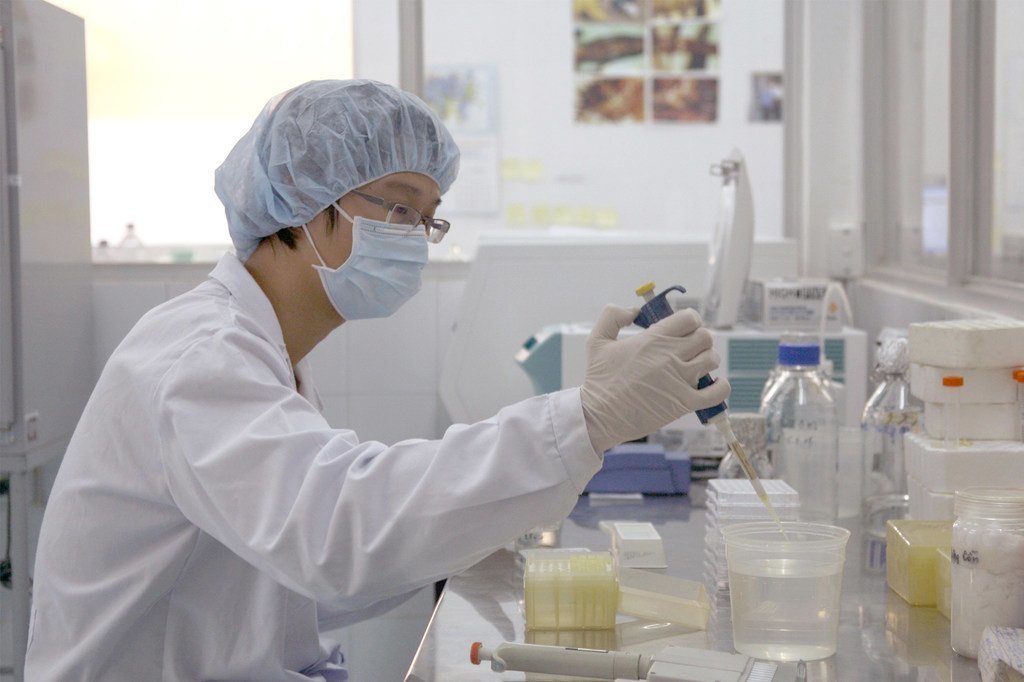 Un técnico médico hace análisis en un laboratorio.